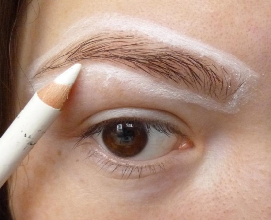 7 простых хитростей использования белого карандаша для идеального макияжа