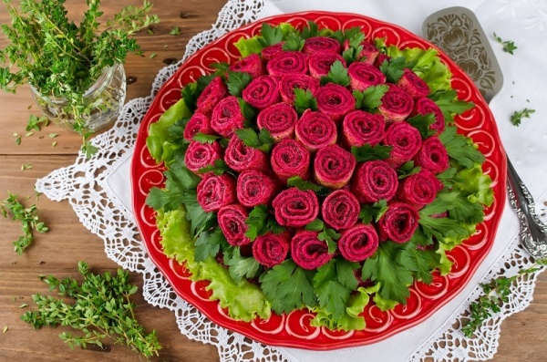 Потрясающий салат с блинами "Букет роз"