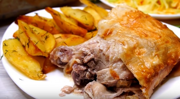 Куриные окорочка в лаваше с жареной картошкой — вот что приготовить на обед