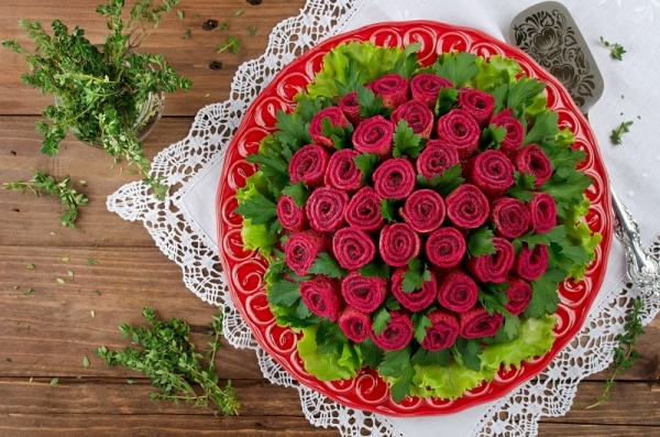 Потрясающий салат с блинами "Букет роз"
